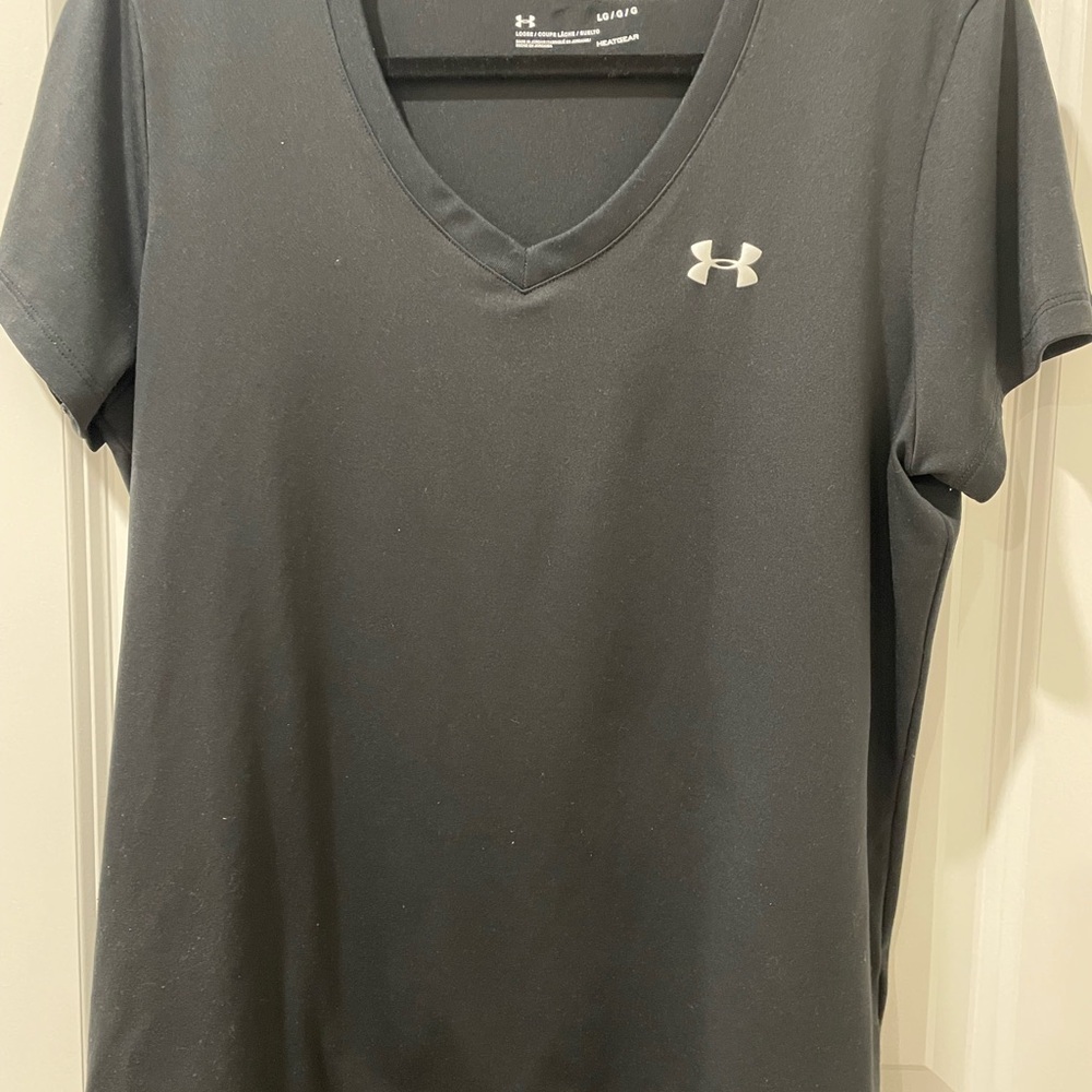 EXCELLENT CONDITION! Under Armour Women's Black V-Neck Top. No pulls or damage